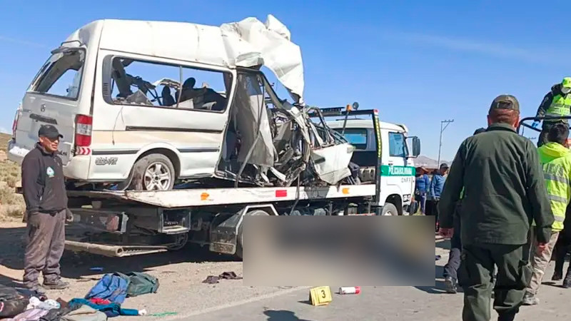 Choque entre vehículo de pasajeros y transporte carga deja saldo de 14 muertos, en Bolivia 