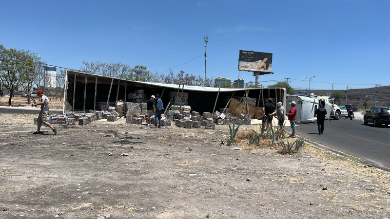 Vuelca trailer camino al Pueblo de Jurica en Querétaro 