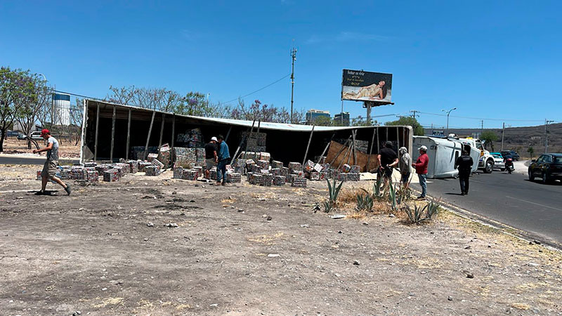 Vuelca tráiler en el camino a Jurica, en Querétaro 