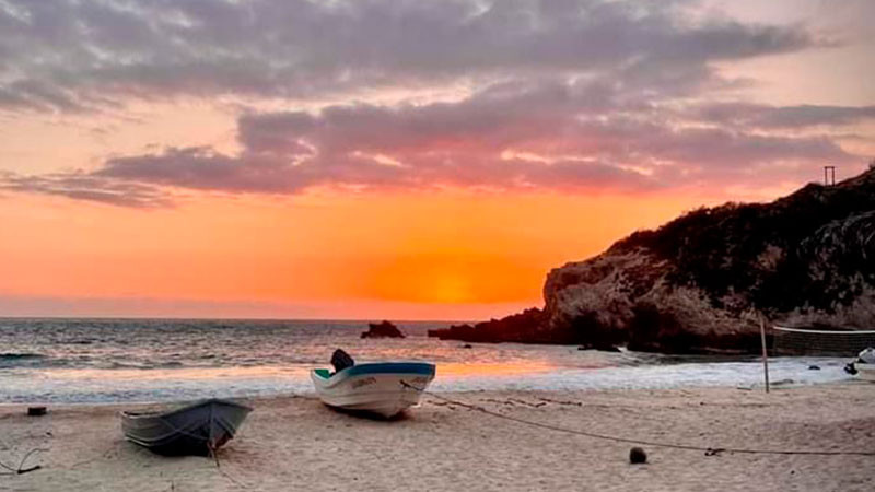Descubre la Playa del Amor en este recorrido en lancha por la Costa Michoacana