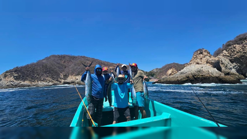 Descubre la Playa del Amor en este recorrido en lancha por la Costa Michoacana