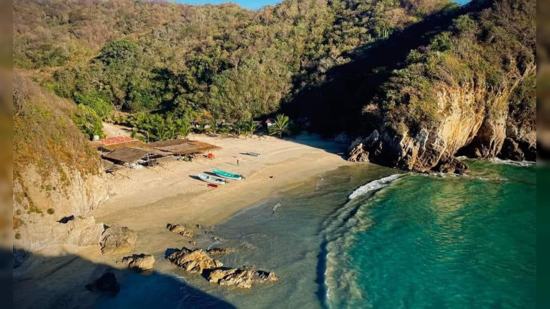 Descubre la Playa del Amor en este recorrido en lancha por la Costa Michoacana