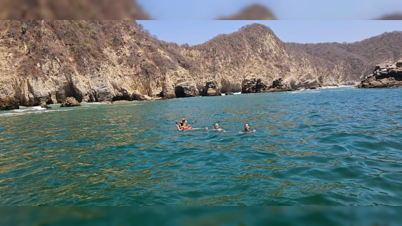 Descubre la Playa del Amor en este recorrido en lancha por la Costa Michoacana