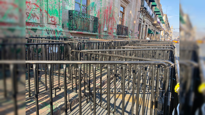 Blindan Palacio de Gobierno previo a marcha de comuneros de Arantepacua