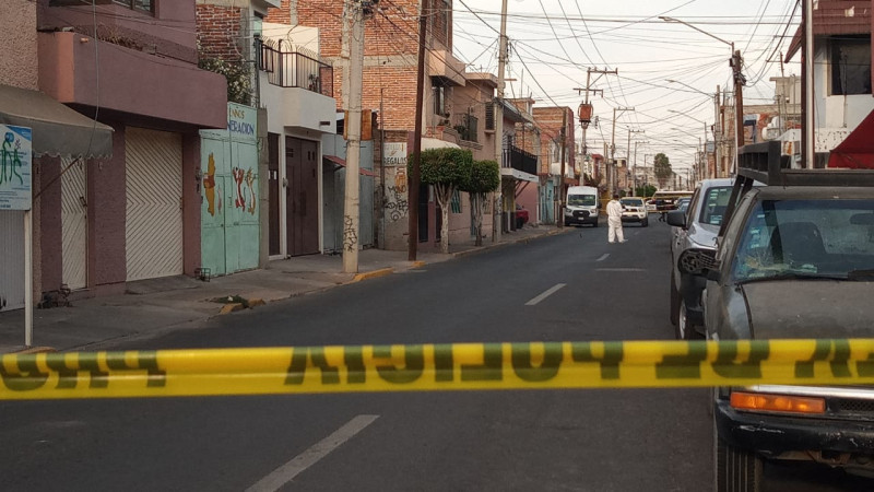 En plena vía pública le arrebatan la vida a un masculino en Celaya, Guanajuato