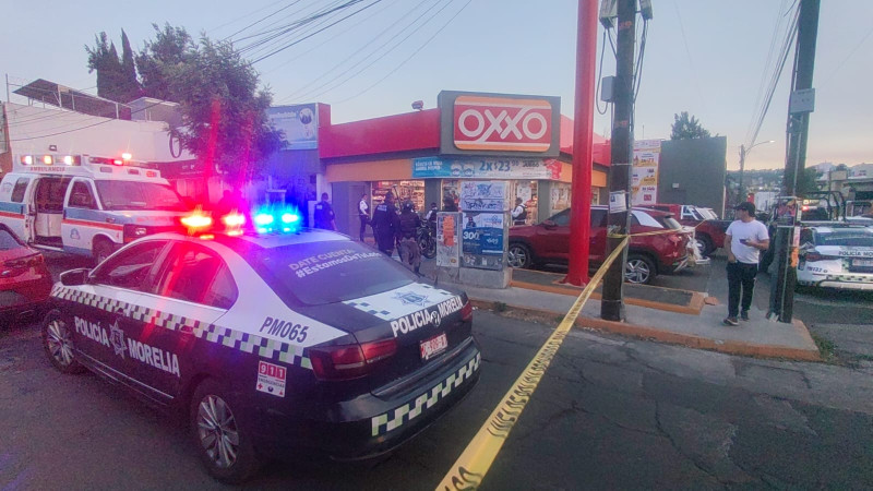 Vehículo se estrella y termina dentro de un OXXO en Morelia, Michoacán; hay daños materiales