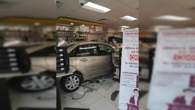 Vehículo se estrella y termina dentro de un OXXO en Morelia, Michoacán ...