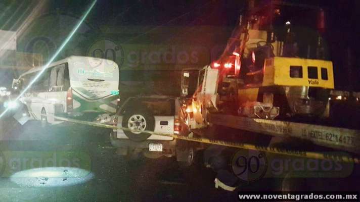 Choque entre autobús, camión y camioneta en la carretera Quiroga–Morelia deja seis heridos 