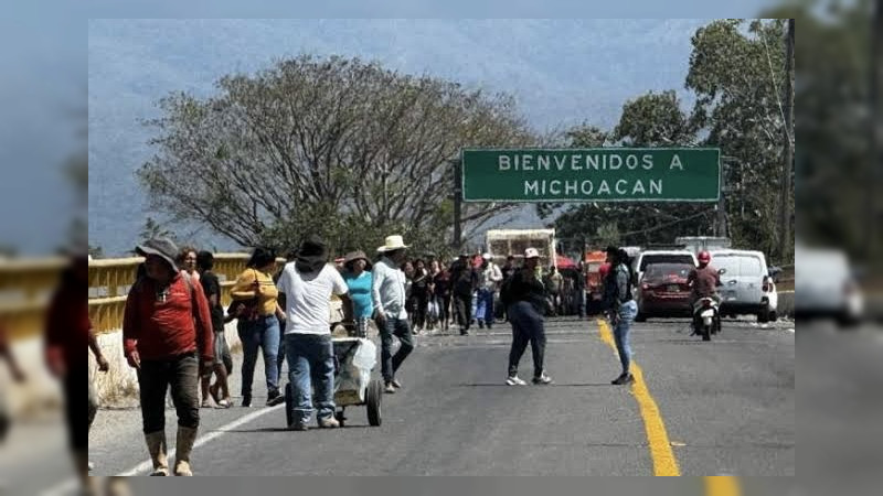 Retan al gobierno grupos armados de la Costa de Michoacán: Bloquean carretera a Colima y exigen que los dejen operar 