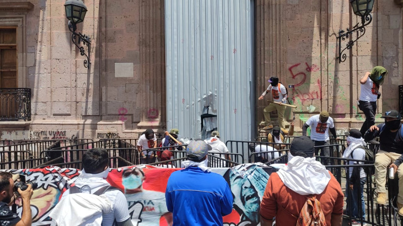 Comuneros de Arantepacua incendian vehículos y causan destrozos en edificios de Morelia