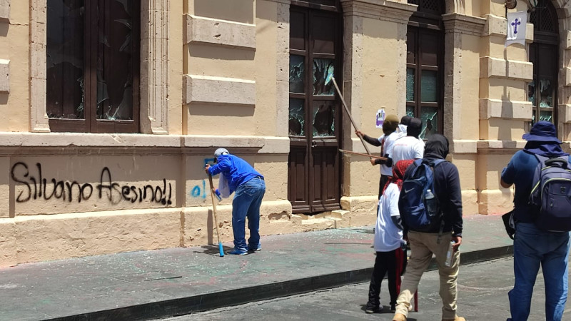 Comuneros de Arantepacua incendian vehículos y causan destrozos en edificios de Morelia