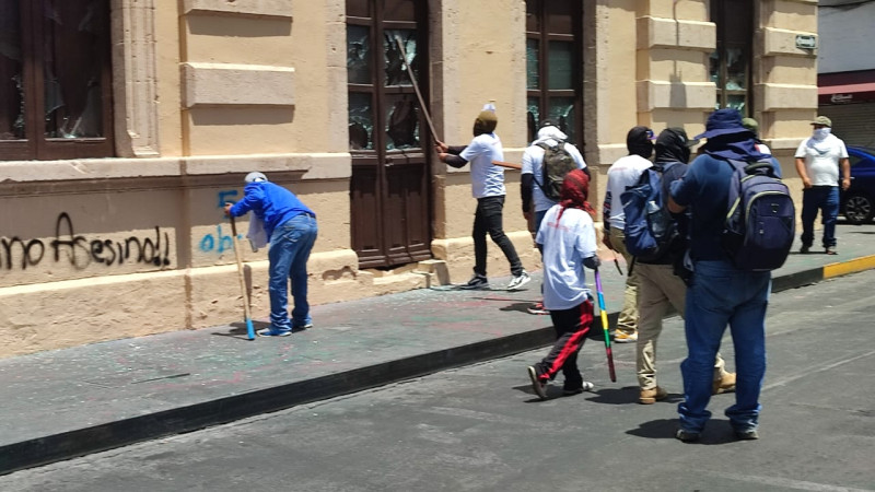Comuneros de Arantepacua incendian vehículos y causan destrozos en edificios de Morelia