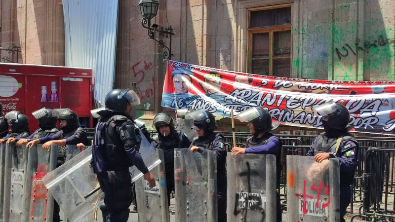 Comuneros de Arantepacua incendian vehículos y causan destrozos en edificios de Morelia