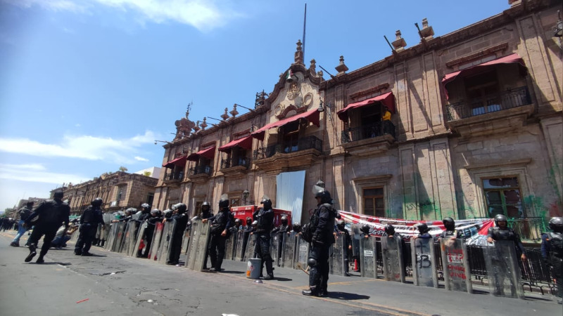 Comuneros de Arantepacua incendian vehículos y causan destrozos en edificios de Morelia
