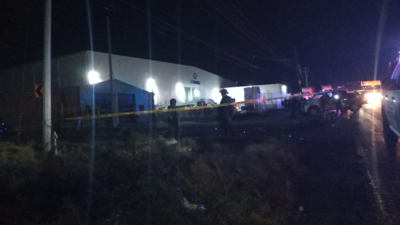 Vuelca pipa de gas L.P. en carretera Celaya-Comofort; hay un muerto y tres heridos 