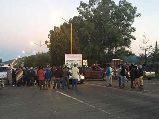 Agricultores bloquean accesos a Uruapan, exigen precio justo del aguacate  