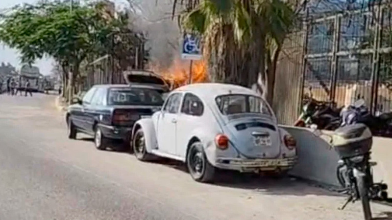 Presuntos normalistas de Ayotzinapa incendian vehículos en Palacio de Gobierno de Guerrero 