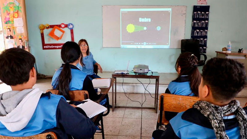 Miles de estudiantes aprenden del eclipse solar en escuelas en Michoacán 