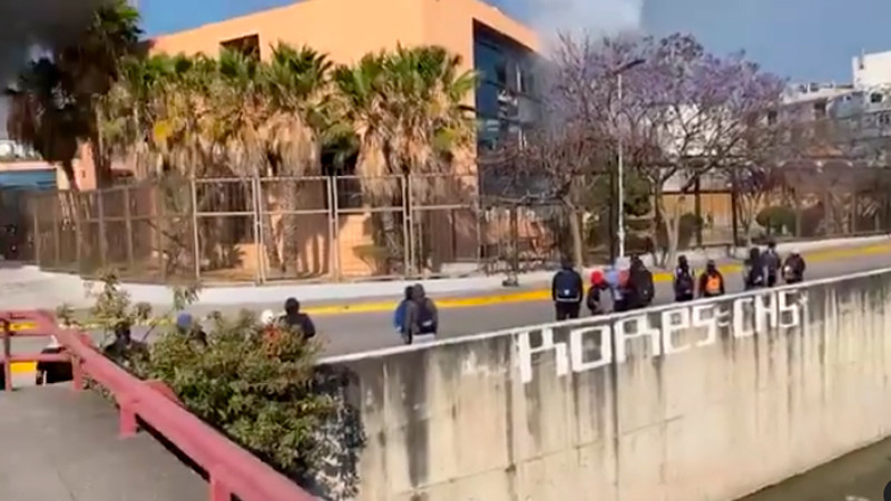 Protesta de normalistas deja saldo de 19 vehículos y un edificio dañados, en Chilpancingo 
