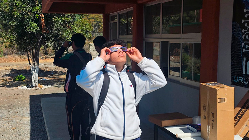 Así disfrutaron estudiantes y docentes del Cecytem del eclipse solar