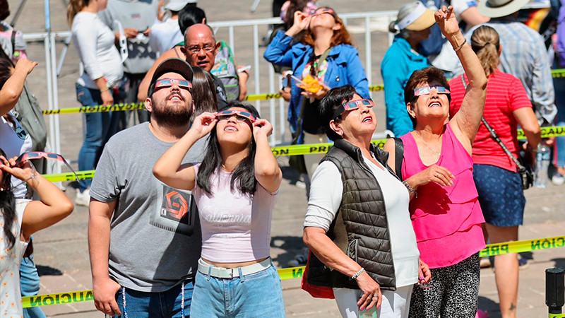  Más de 6 mil personas disfrutaron el eclipse solar en el Planetario de Morelia