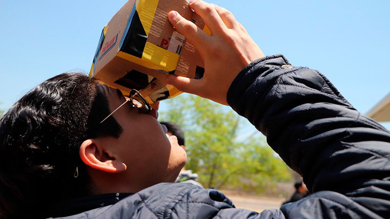 Desde sus centros educativos, estudiantes de media superior y superior apreciaron el eclipse solar 
