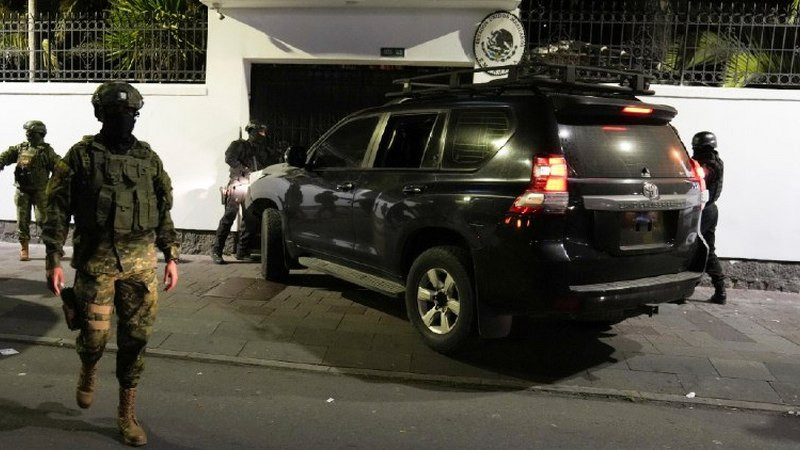 AMLO muestra video de irrupción de fuerzas ecuatorianas a la Embajada de México 