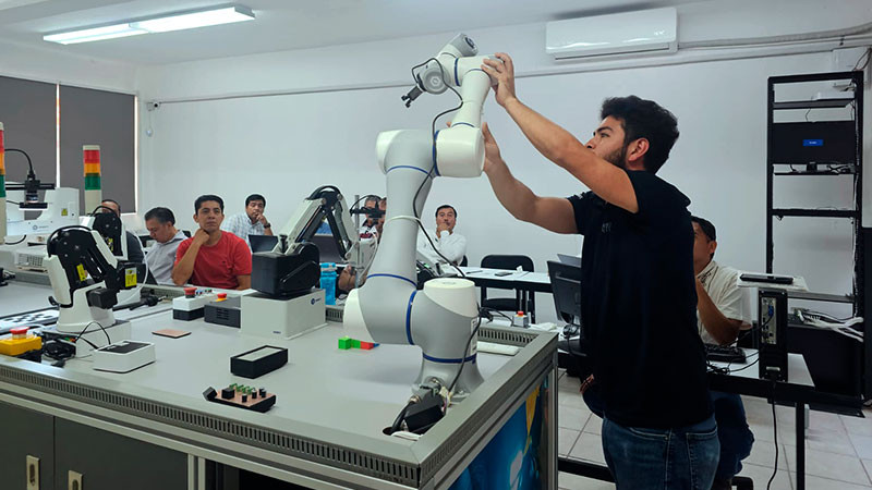 Docentes del Cecytem Michoacán refuerzan sus conocimientos en robótica 