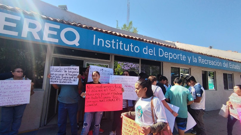 Logran acuerdos tras manifestación en el Instituto del Deporte y la Recreación del Estado de Querétaro  