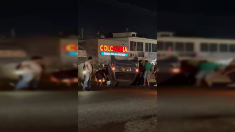 Vuelca camioneta con familia a bordo en Lázaro Cárdenas, Michoacán 
