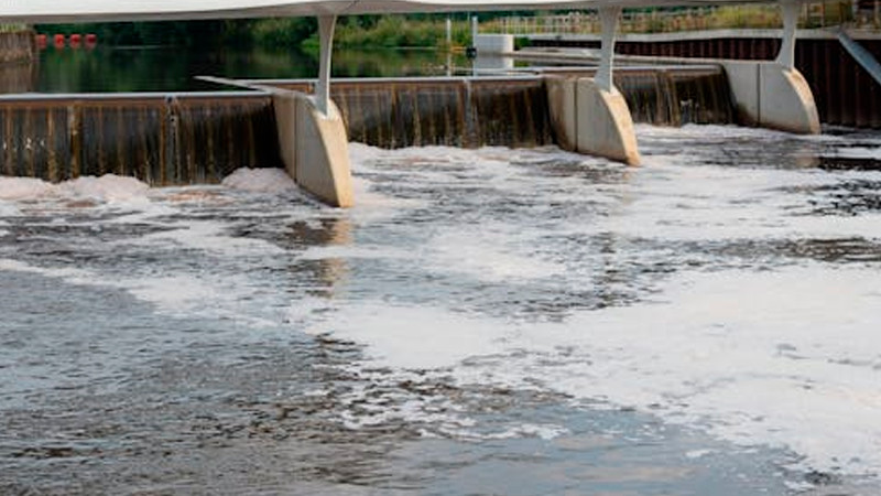 Suspenden extracción de agua de presa del Valle de Bravo por bajos niveles 
