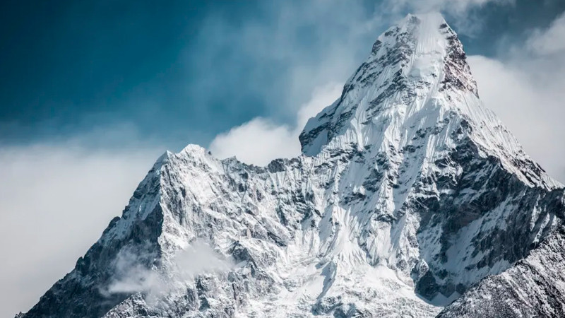 Inicia campaña para limpiar toneladas de basura y restos humanos del Everest 