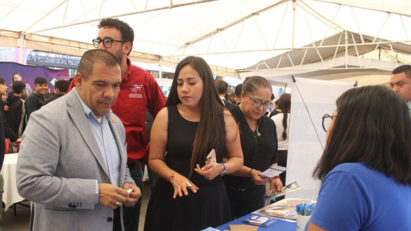 Asiste a la Expo Orienta Educativa en Tarímbaro