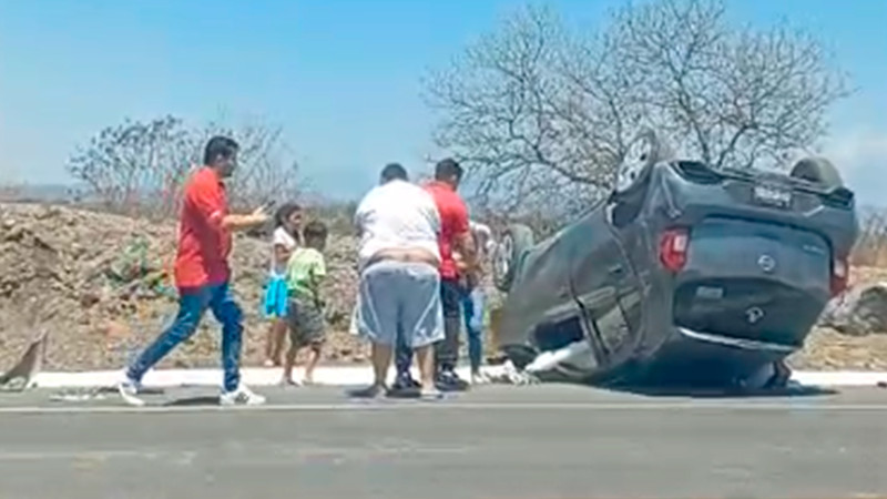 Vuelca familia con su camioneta en la Siglo XXI, hay heridos