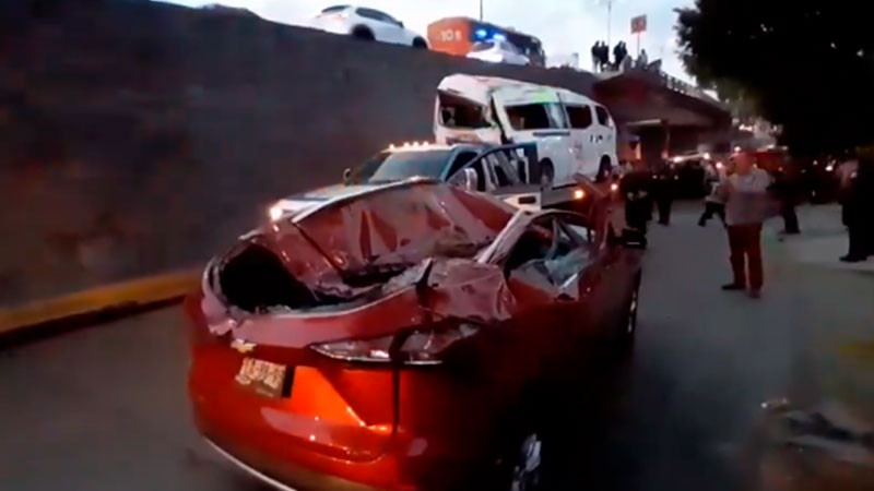 Cae combi de puente vehicular en Satélite; hay tres lesionados