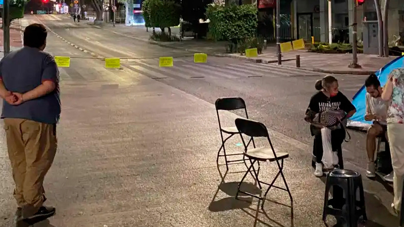 Vecinos de la Benito Juárez mantienen bloqueo sobre Insurgentes Sur; exigen solución al problema del agua 