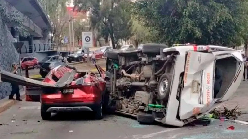 Combi cae de puente y aplasta camioneta en Naucalpan, Estado de México