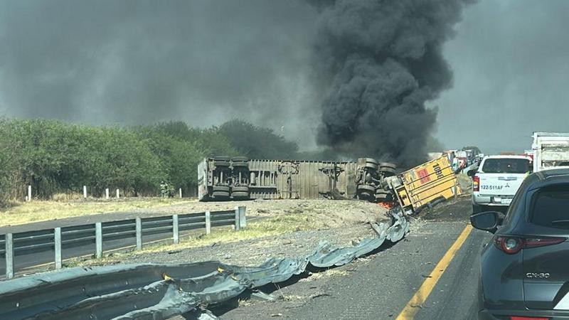 Pierde la vida un hombre en choque entre tráileres que culminó con las unidades incendiadas 