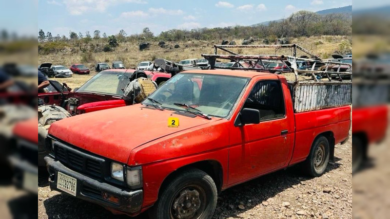 En Puruándiro, Michoacán, asegura Fiscalía General deshuesadero en el que había un auto robado y dos remarcados