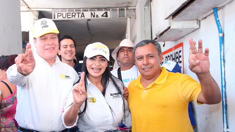 Araceli Saucedo visita el mercado de La Charanda de Uruapan