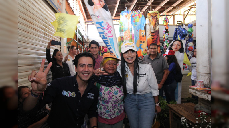 Araceli Saucedo visita el mercado de La Charanda de Uruapan
