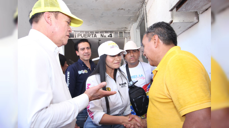 Araceli Saucedo visita el mercado de La Charanda de Uruapan