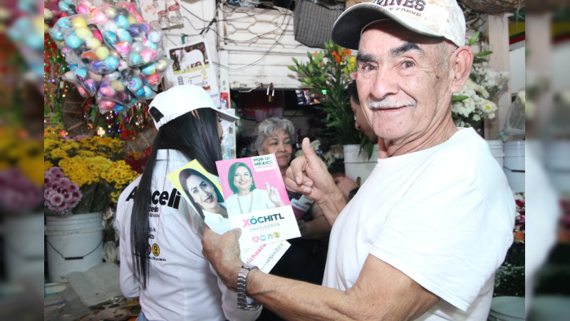 Araceli Saucedo visita el mercado de La Charanda de Uruapan