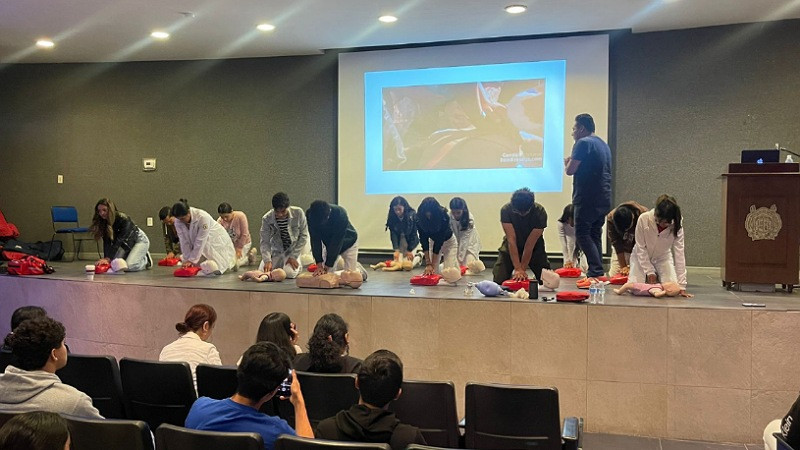 Capacitados 500 estudiantes de odontología en urgencias médicas: Sector Salud Michoacán  