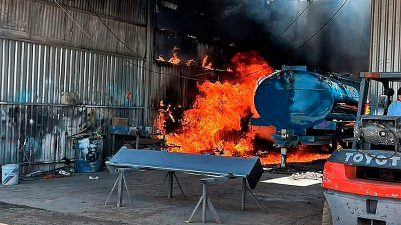 Arde bodega de armado de pipas y remolques en la carretera 500 