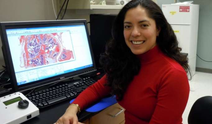 Científica mexicana recibe premio por tratamiento de cáncer de mama 