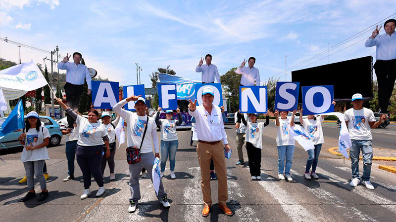 Arranca Alfonso Martínez volanteo en cruceros y anuncia que recorrerá todo Morelia