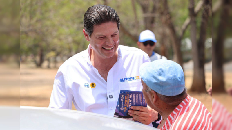 Arranca Alfonso Martínez volanteo en cruceros y anuncia que recorrerá todo Morelia