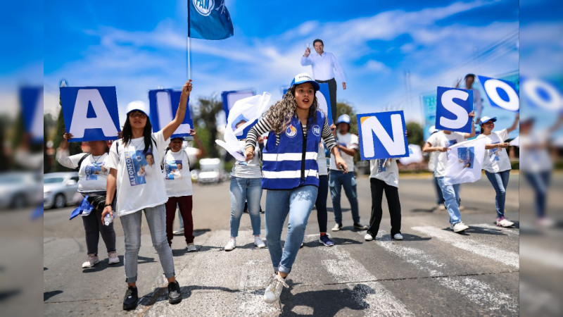 Arranca Alfonso Martínez volanteo en cruceros y anuncia que recorrerá todo Morelia