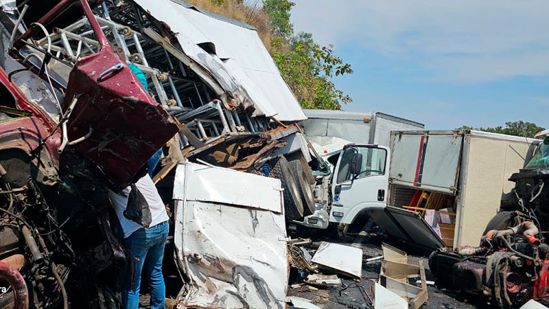 Cierre total de la siglo XXI tras choque de cuatro tráileres en Ziracuaretiro, Michoacán 